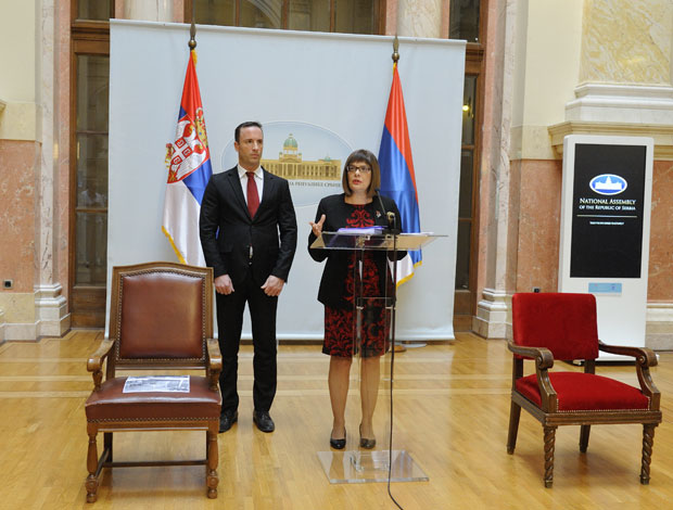 РУШИЛИ МИЛОШЕВИЋА, ПОКРАЛИ СКУПШТИНУ: Пронађене две фотеље украдене из парламента СРЈ 5. октобра 2000. године (ФОТО)